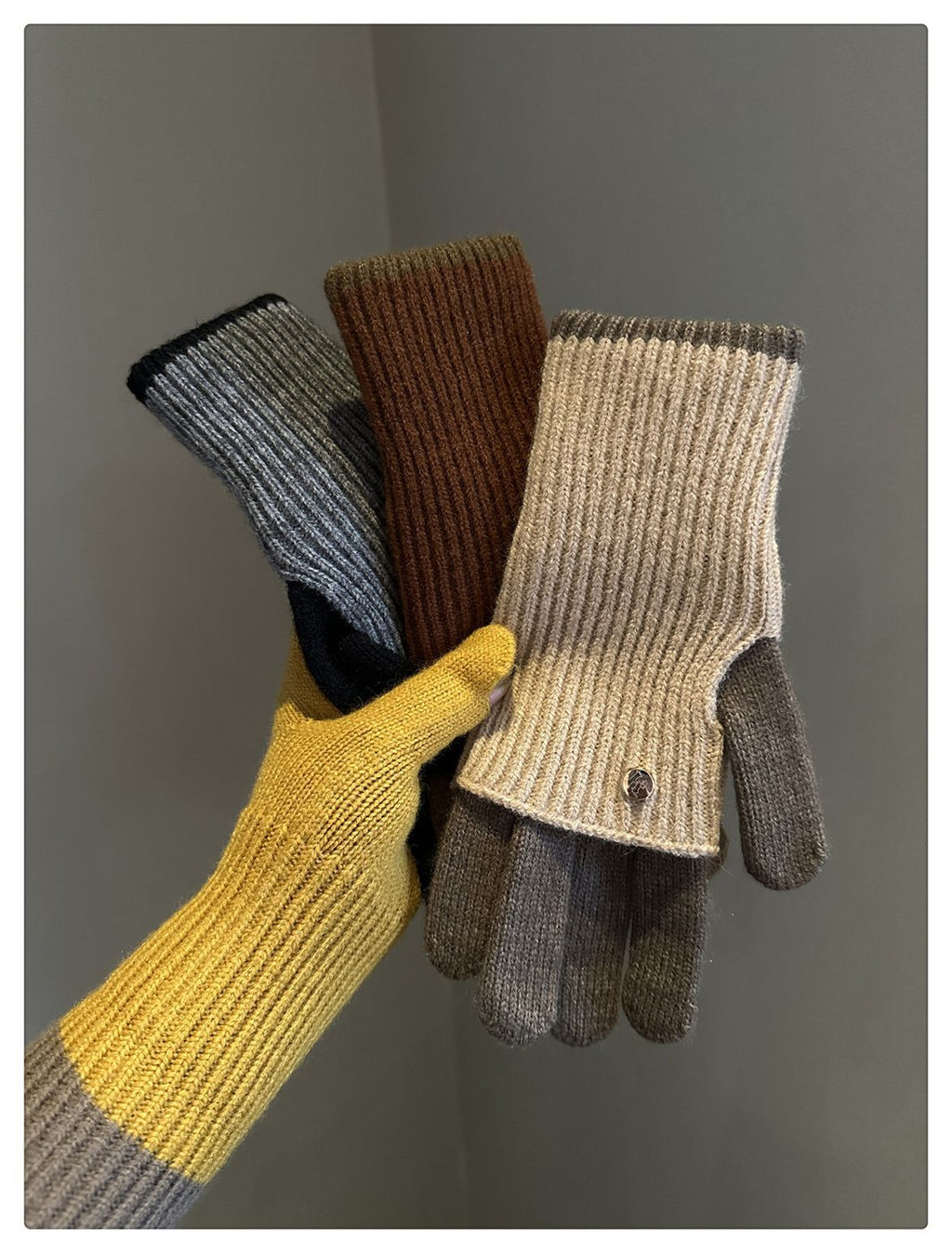Mitaine femme en laine, plusieurs coloris présentés ensemble