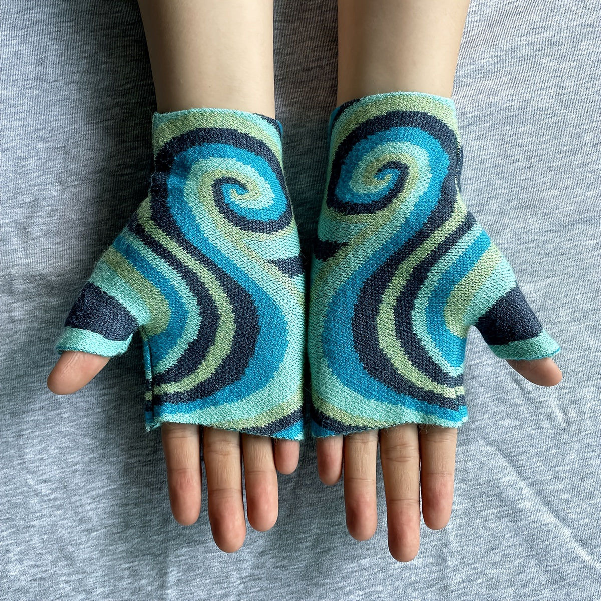 Mitaines femme bleu clair portées, pulpe des doigts à l'air libre
