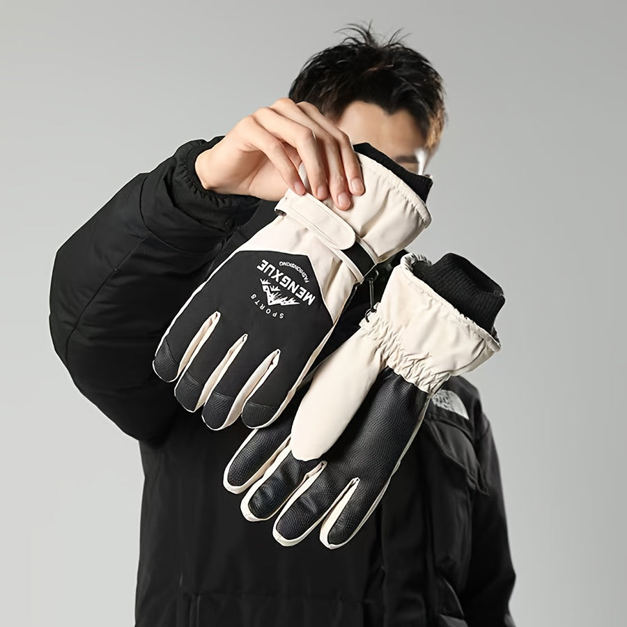 Gants de ski clair et noir, portés par un modèle