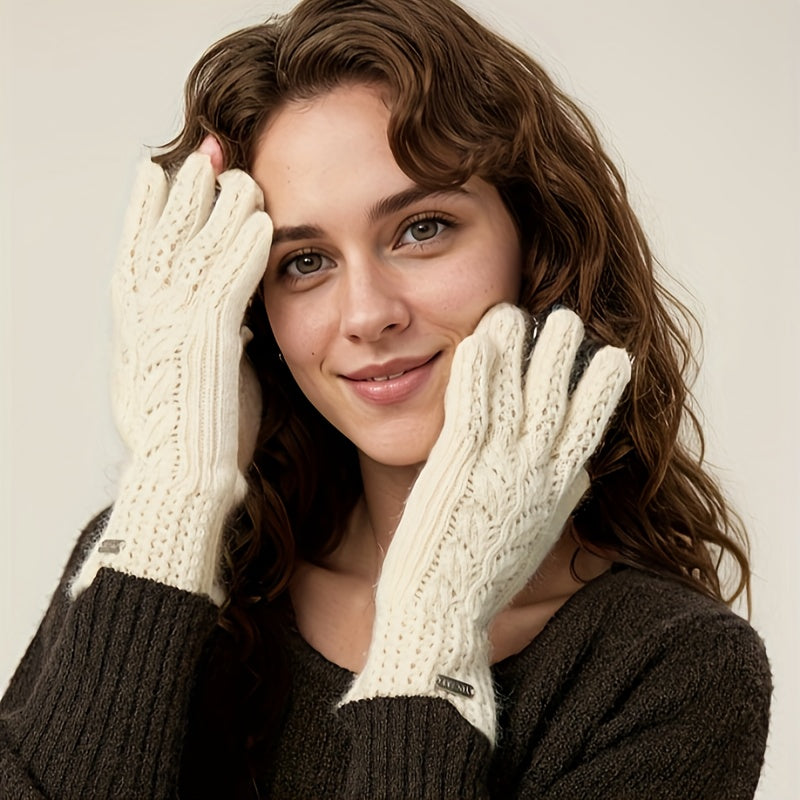 Détail du motif ajouré crocheté sur le dos du gant