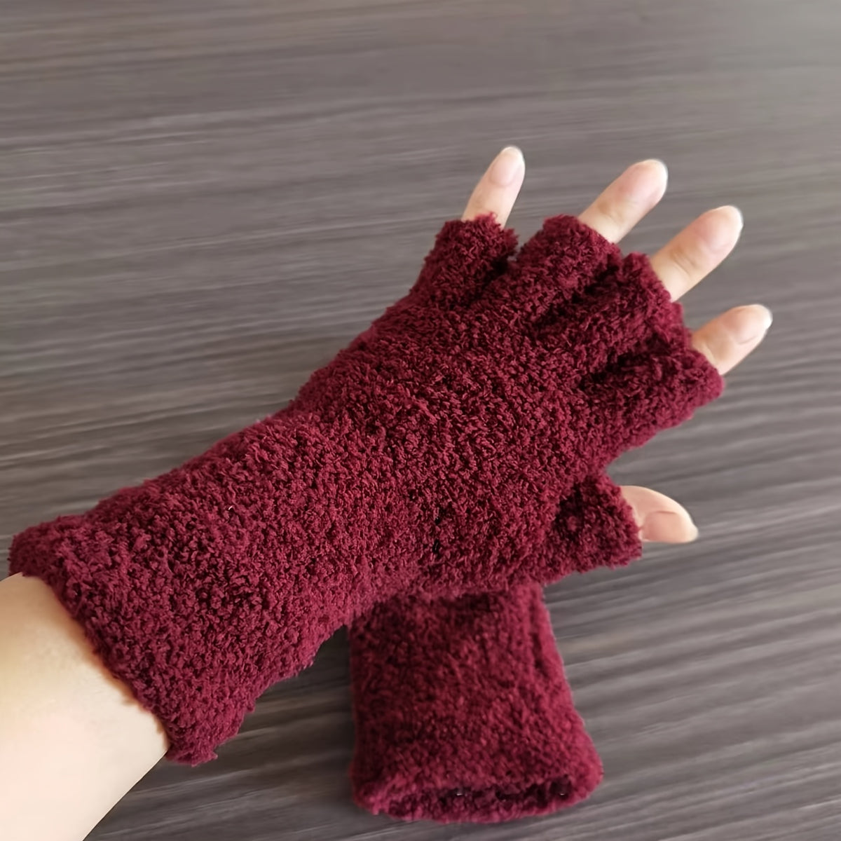 Mitaine femme peluche, coloris café porté
