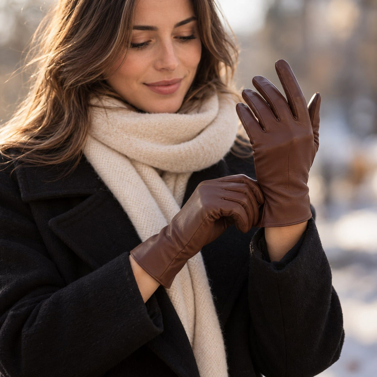 Femme ajustant ses gants en cuir marron, par un matin d'hiver